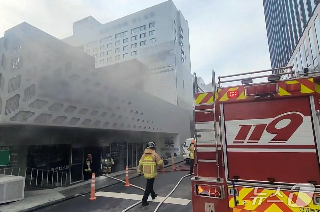 본문 이미지 - 28일 오전 8시53분 쯤 제주시 연동 소재 호텔에서 불이 나 소방당국이 진압하고 있다.(제주도소방안전본부 제공. 재판매 및 DB 금지)