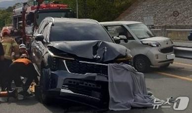 본문 이미지 - 28일 오후 3시 44분쯤 경북 성주군 월항면 34번 국도 칠곡방향 국도에서 고장이 나 1차로에 서 있던 차량을 SUV 차량을 추돌하는 사고가 발생했다. (경북소방본부 제공. 재판매 및 DB금지)/뉴스1