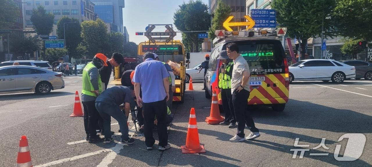 본문 이미지 - 용산구는 지난 11일 노면하부 탐사로 남영삼거리 도로 밑 빈 구멍을 확인하고 싱크홀 발생 전 긴급 조치했다.(용산구 제공)