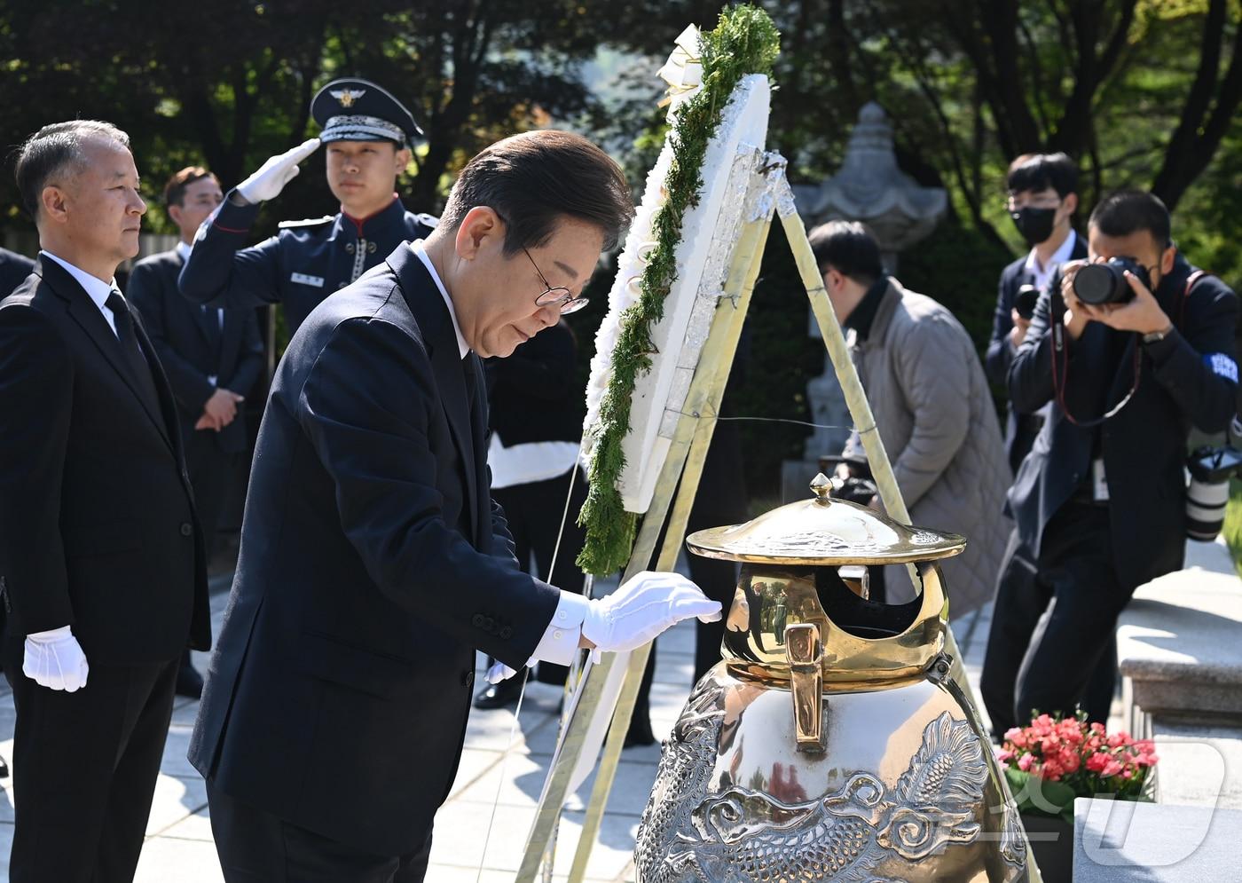 이재명 더불어민주당 대선 후보가 28일 오전 서울 동작구 국립서울현충원 고 이승만 전 대통령 묘역을 찾아 참배하고 있다 (공동취재) 2025.4.28/뉴스1 ⓒ News1 이재명 기자