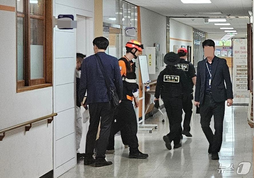 본문 이미지 - 28일 오전 8시 36분쯤 충북 청주시 흥덕구 오송읍의 한 고등학교에서 한 학생이 흉기를 휘두른 사건과 관련해 경찰 등이 현장 감식을 벌이고 있다. 2025.4.28/뉴스1 ⓒ News1 이재규 기자