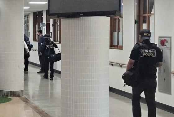 본문 이미지 - 28일 오전 8시 36분쯤 충북 청주시 흥덕구 오송읍의 한 고등학교에서 한 학생이 흉기를 휘두른 사건과 관련해 경찰 등이 현장 감식을 벌이고 있다. 2025.4.28/뉴스1 ⓒ News1 이재규 기자
