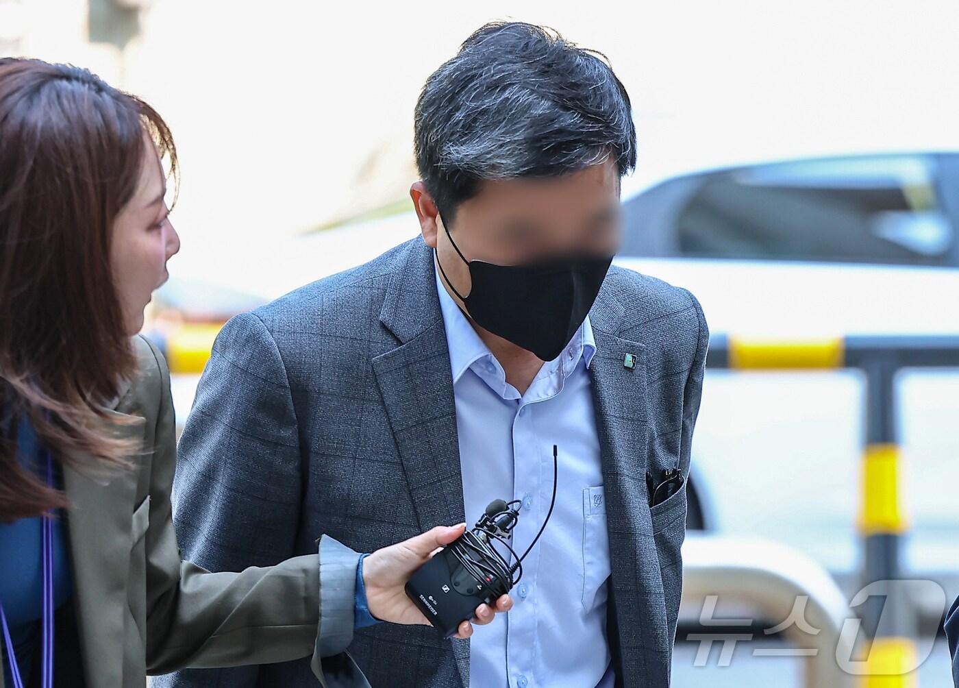 본문 이미지 - 800억 원대 부당대출 의혹을 받는 IBK기업은행 직원이 28일 서울 중앙지방법원에서 열린 구속 전 피의자 심문(영장실질심사)에 출석하고 있다. 2025.4.28/뉴스1 ⓒ News1 김도우 기자