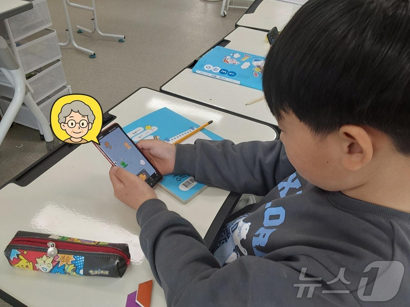 본문 이미지 - 경북 28일 도내 초등학교 학생이 할매 할배에게 톡을 보내고 있다. ⓒ News1 김대벽기자