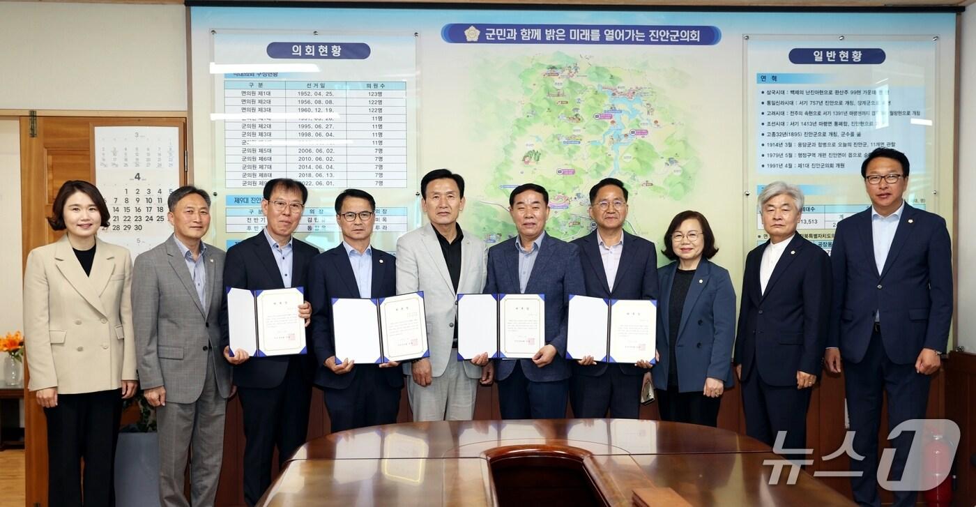 28일 전북자치도 진안군의회가 ‘2024 회계연도 결산검사위원’을 위촉했다.(의회제공. 재판매 및 DB금지)2025.4.28/뉴스1