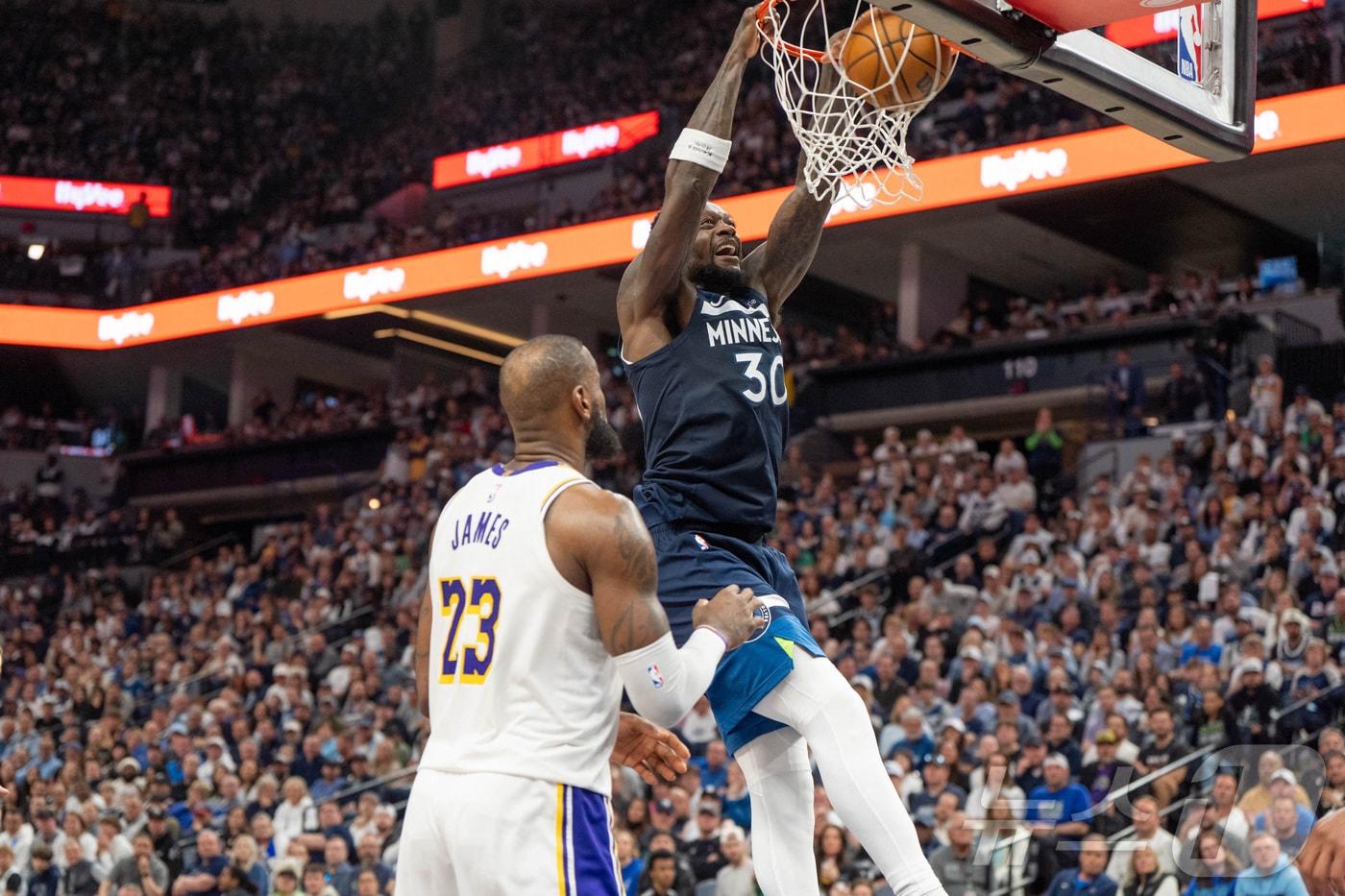 르브론 제임스(23번)가 버틴 LA 레이커스가 28일(한국시간) 열린 2024-25 NBA 플레이오프 1라운드 4차전에서 미네소타 팀버울브스에 113-116으로 졌다. ⓒ 로이터=뉴스1