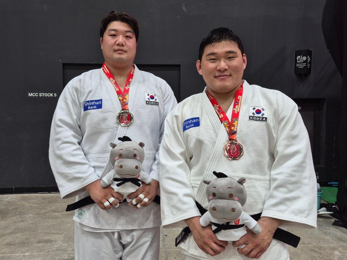 본문 이미지 - 2025 아시아 유도선수권대회 남자 100㎏ 이상급 우승을 차지한 이승엽&#40;왼쪽&#41;과 동메달을 획득한 김민종. &#40;대한유도회 제공&#41;