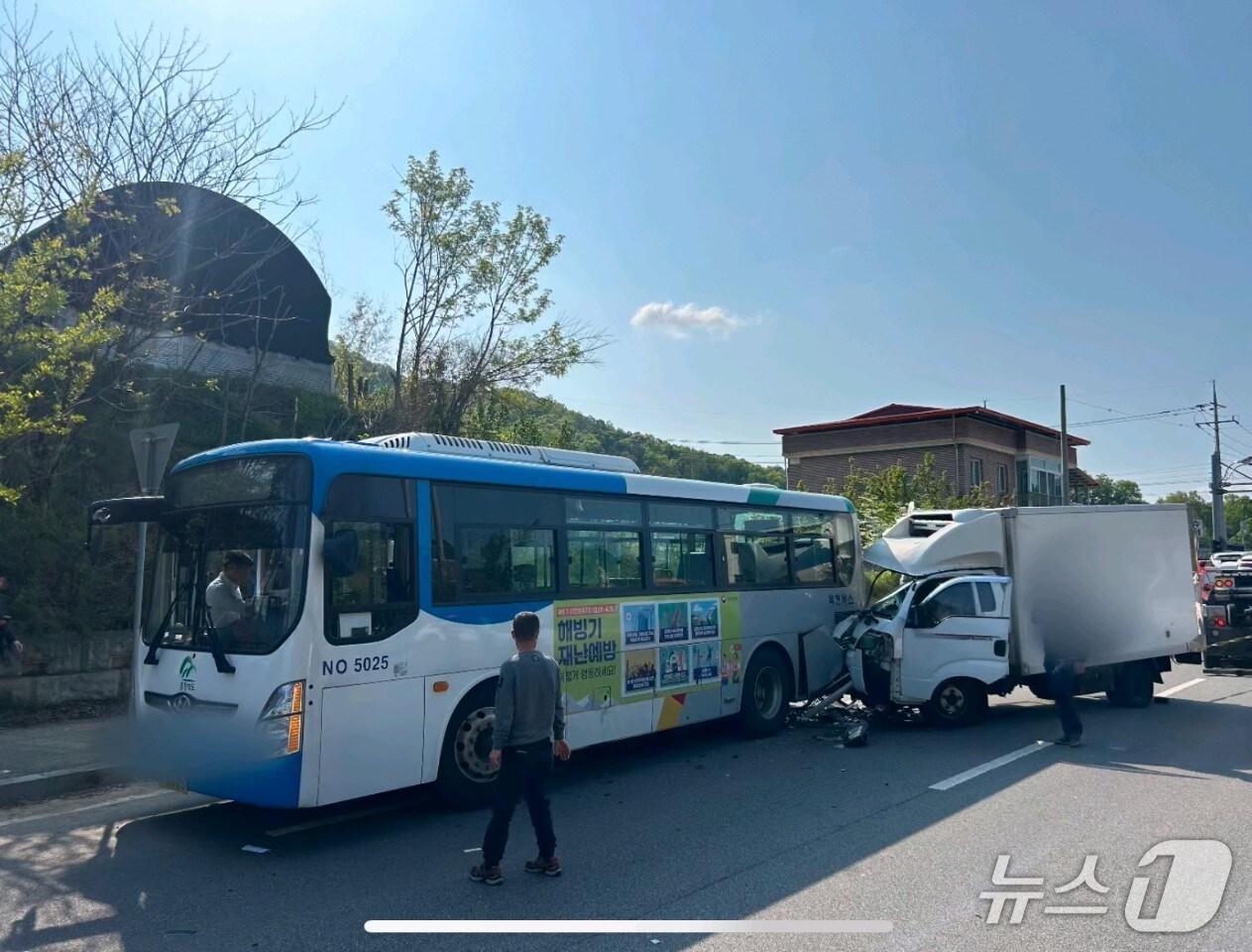 본문 이미지 - 28일 오전 8시 14분쯤 충북 옥천군 청산면 버스승강장에 정차 중이던 농어촌버스를 1.2톤 탑차가 뒤에서 들이받았다.  (옥천소방서 제공. 재판매 및 DB금지) /뉴스1