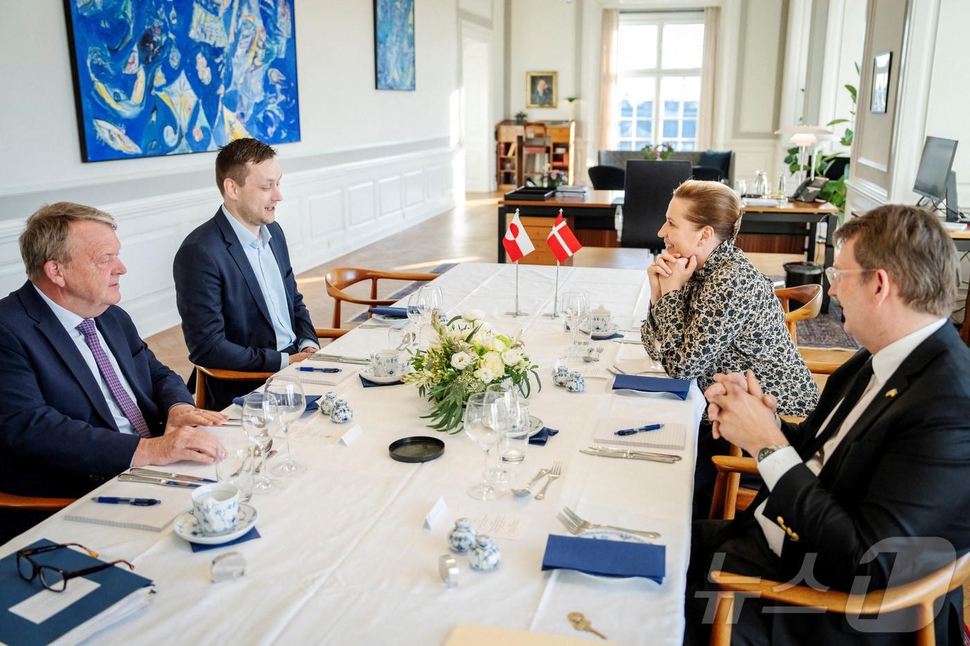 27일(현지시간) 메테 프레데릭센 덴마크 총리와 옌스-프레데릭 닐센 그린란드 총리가 덴마크 코펜하겐 총리실에서 대화하고 있다. 2025.04.27 ⓒ 로이터=뉴스1 ⓒ News1 정지윤 기자