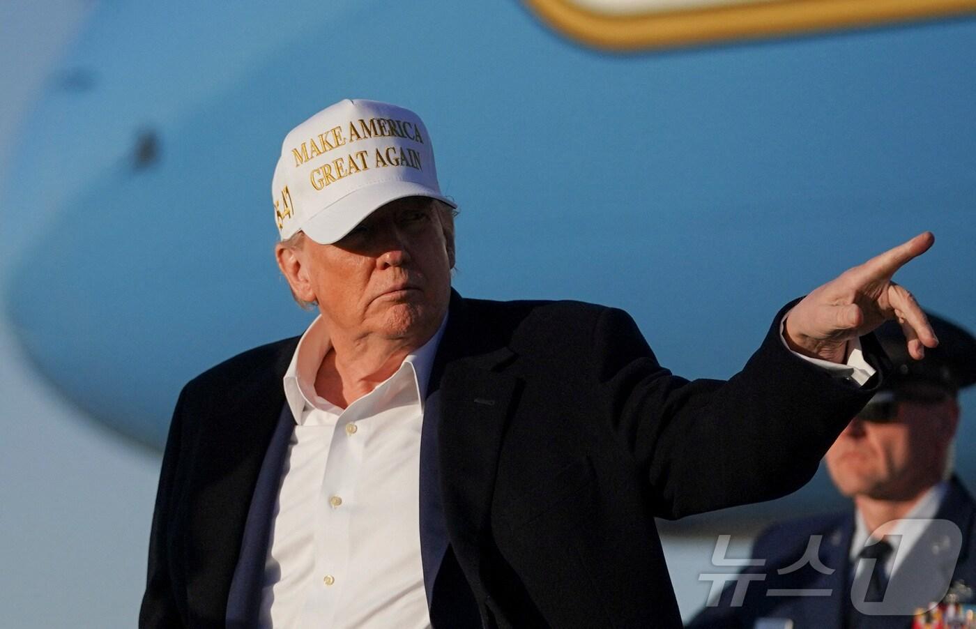 도널드 트럼프 미국 대통령이 27일&#40;현지시간&#41; 뉴저지주 베드민스터에서 워싱턴 인근 앤드루스 합동 기지에 도착해 취재진을 만나 “블라디미르 푸틴 러시아 대통령이 공격을 멈추고 종전 협정에 서명하길 바란다”고 말하고 있다. 2025.04.28 ⓒ 로이터=뉴스1 ⓒ News1 우동명 기자