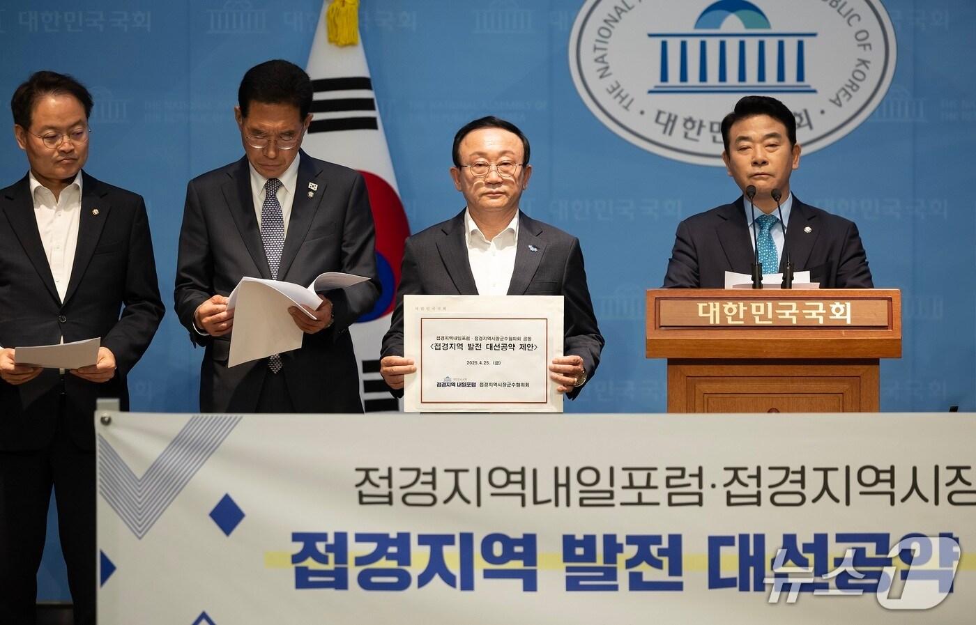 본문 이미지 - 지난 25일 국회 소통관에서 열린 '접경지역 발전 여야 대선공약 제안 기자회견'에서 김덕현(가운데) 연천군수가 민통선 축소를 대선 공약으로 채택해 줄 것을 건의하고 있다. (연천군 제공, 재판매 및 DB금지)