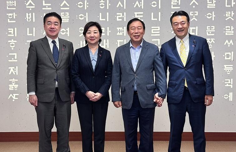 본문 이미지 - 왼쪽부터 코모리 타쿠오 중의원 의원, 노다세이코 중의원 의원, 최민호 세종시장, 오오카 토시오카 중의원 의원.(세종시 제공. 재판매 및 DB금지)
