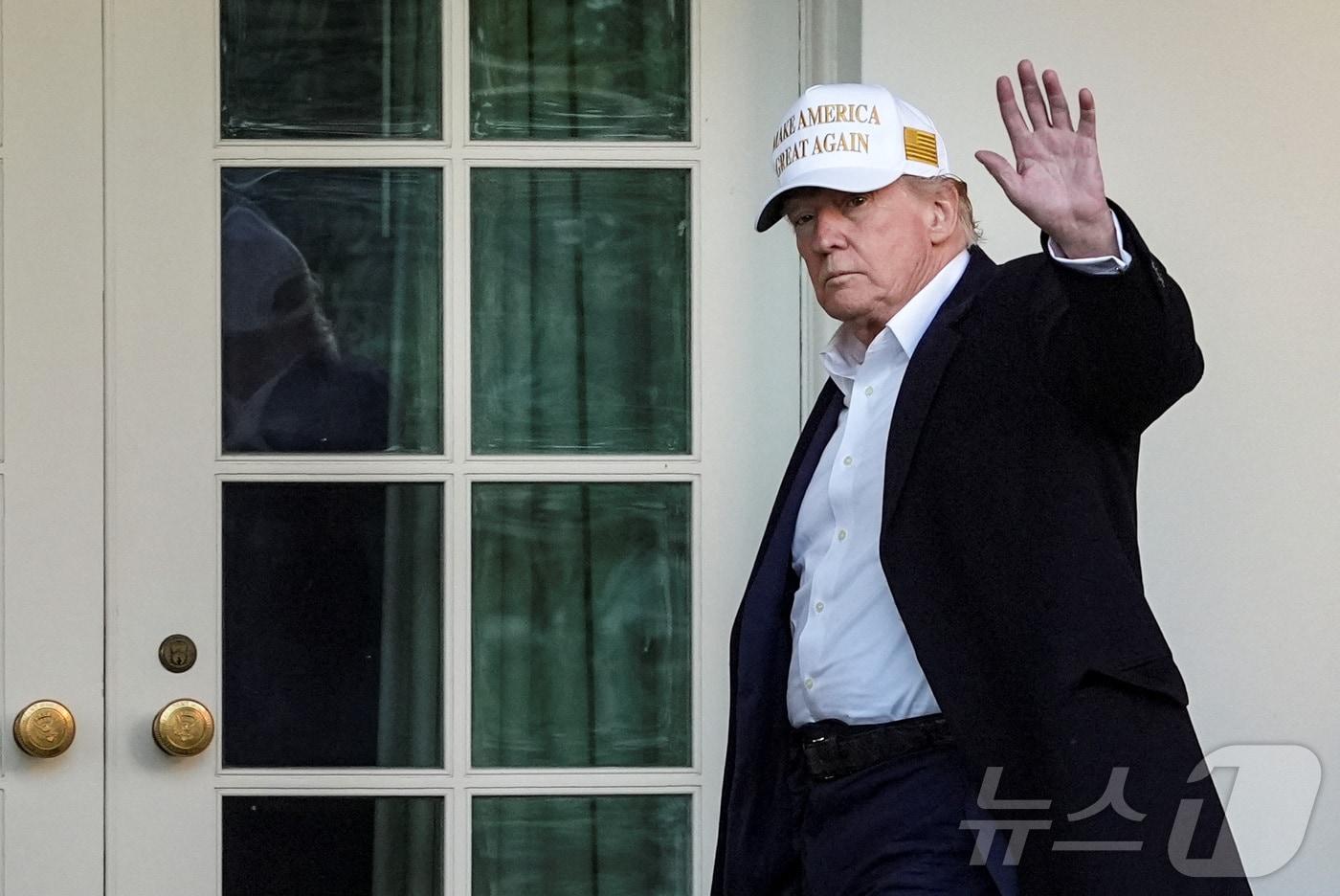 도널드 트럼프 미국 대통령이 27일&#40;현지시간&#41; 뉴저지주 모리스타운에서 워싱턴 백악관에 도착하며 손을 흔들고 있다. 2025.04.28 ⓒ 로이터=뉴스1 ⓒ News1 우동명 기자