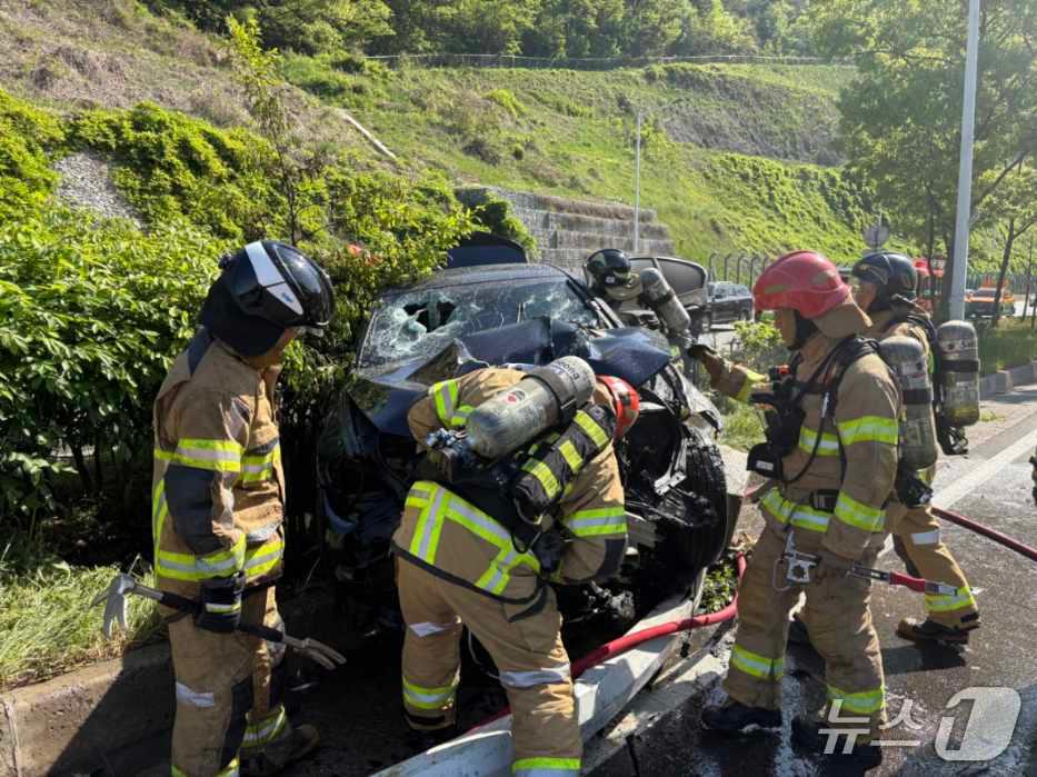 본문 이미지 - 28일 오전 9시 11분쯤 광주 남구 송하동 제2순환도로를 달리던 승용차에서 불이 나 소방당국이 진화하고 있다.(광주 남부소방 제공. 재판매 및 DB 금지)