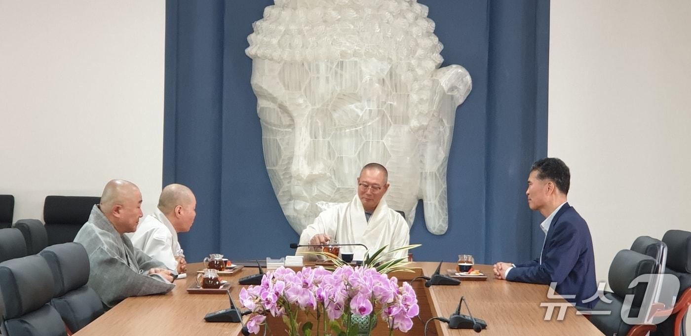 이원택 민주당 도당위원장이 금산사에서 화평 교구장 스님과 진성 스님, 참좋은우리절 회일 스님을 비롯한 불교계 지도자들과 만나 소통의 시간을 가졌다.(민주당제공. 재판매 및 DB금지)2025.4.28/뉴스1