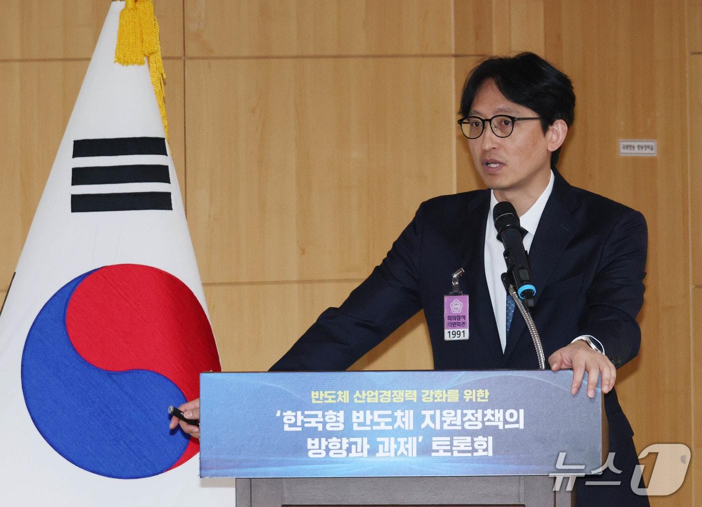 본문 이미지 - 김덕파 고려대학교 교수가 28일 한국형 반도체 지원정책의 방향과 과제 토론회 &#39;반도체 산업 현황 및 정책&#39;을 주제로 발표하고 있다.&#40;대한상공회의소 제공&#41;