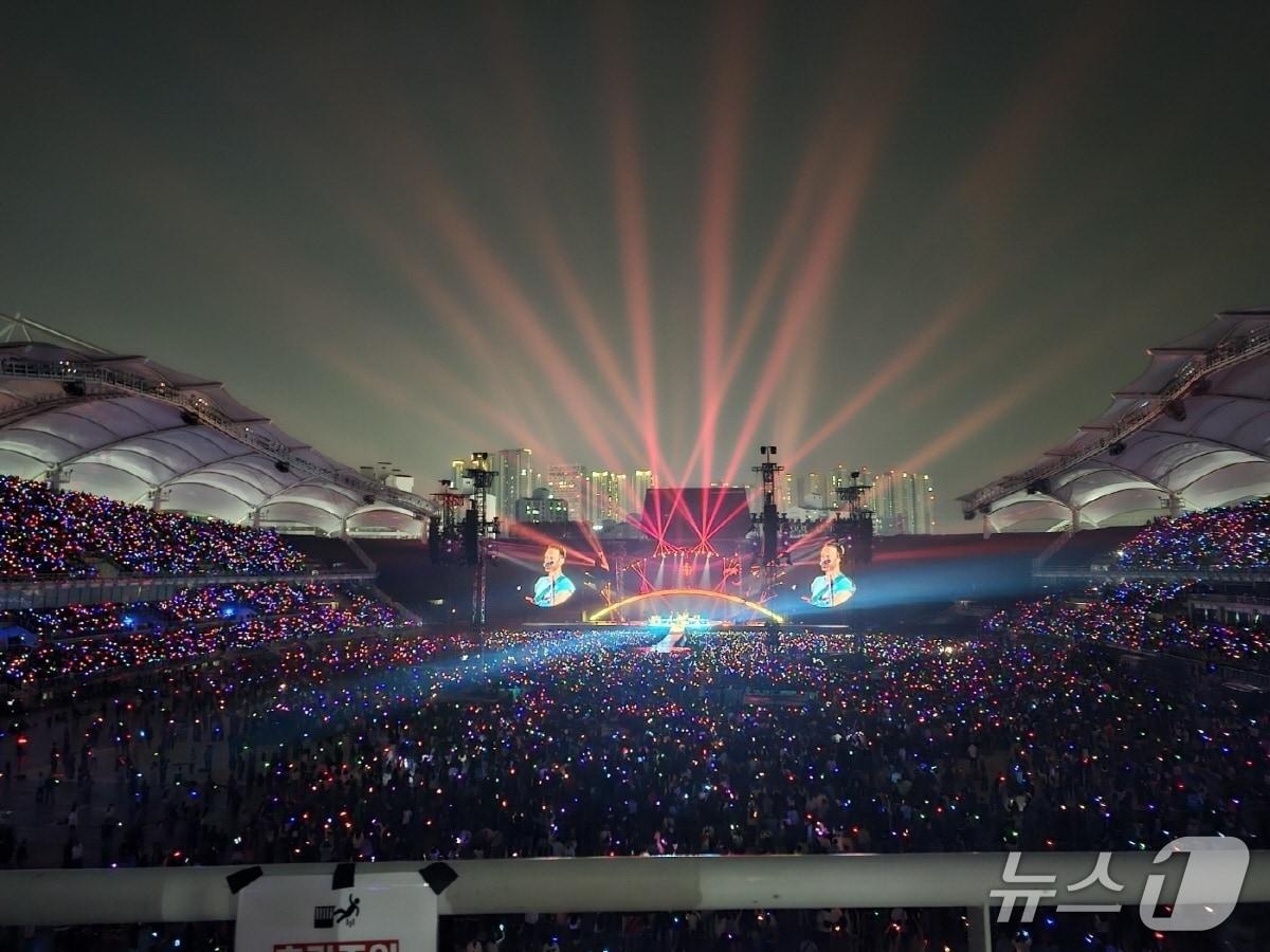 본문 이미지 - 콜드플레이 내한공연이 열리고 있는 고양종합운동장. (라이브네이션코리아 제공, 재판매 및 DB금지)