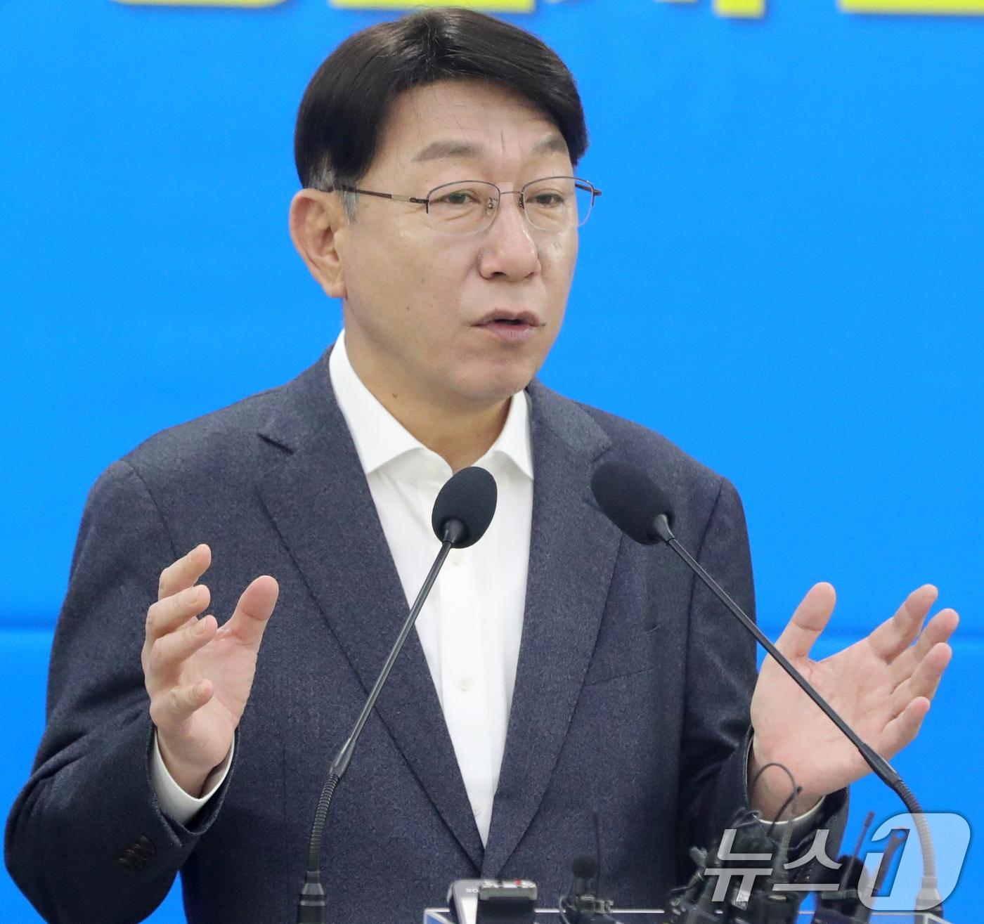 본문 이미지 - 우범기 전주시장이 28일 전북자치도 전주시 전주시청에서 대도시권 광역교통법 개정안 공포 관련 기자회견을 열고 질의에 답변을 하고 있다. 2025.4.28/뉴스1 ⓒ News1 유경석 기자