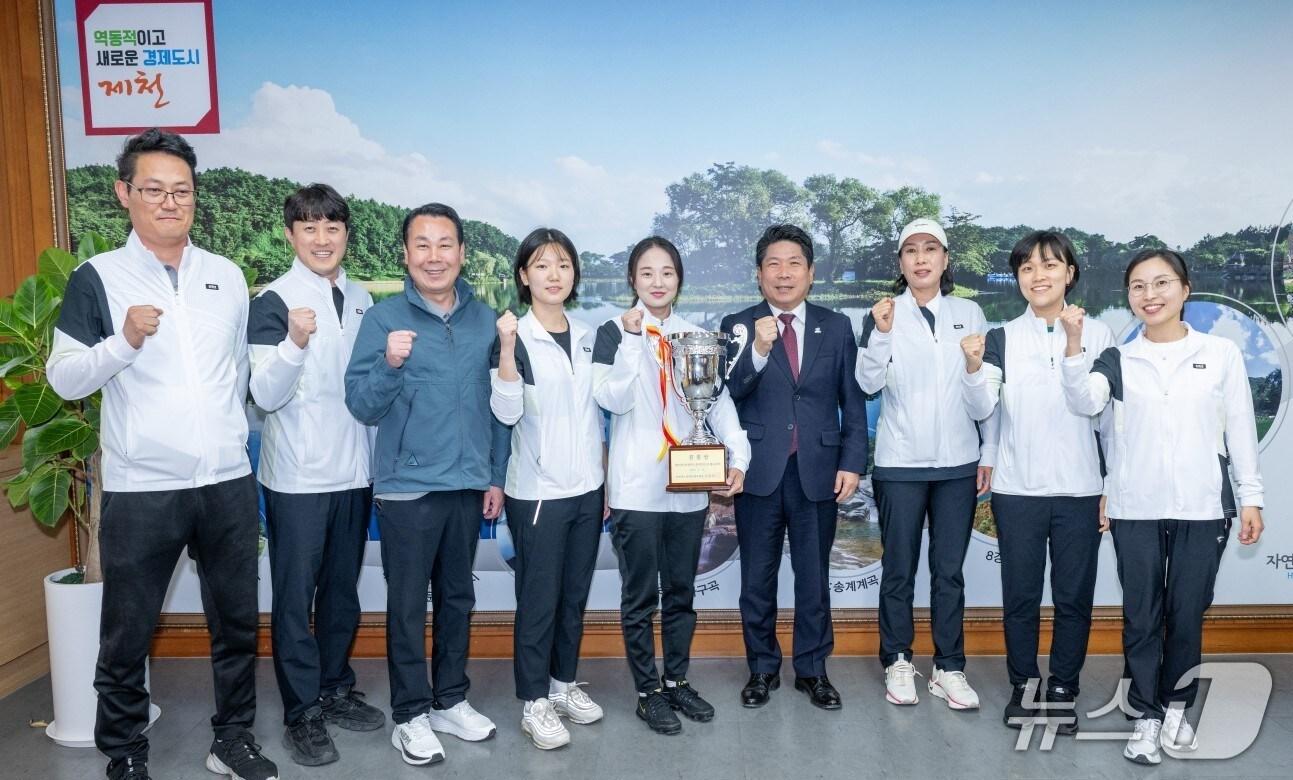 본문 이미지 - 김창규 제천시장과 제천시 장애인선수단(제천시 제공)/뉴스1 