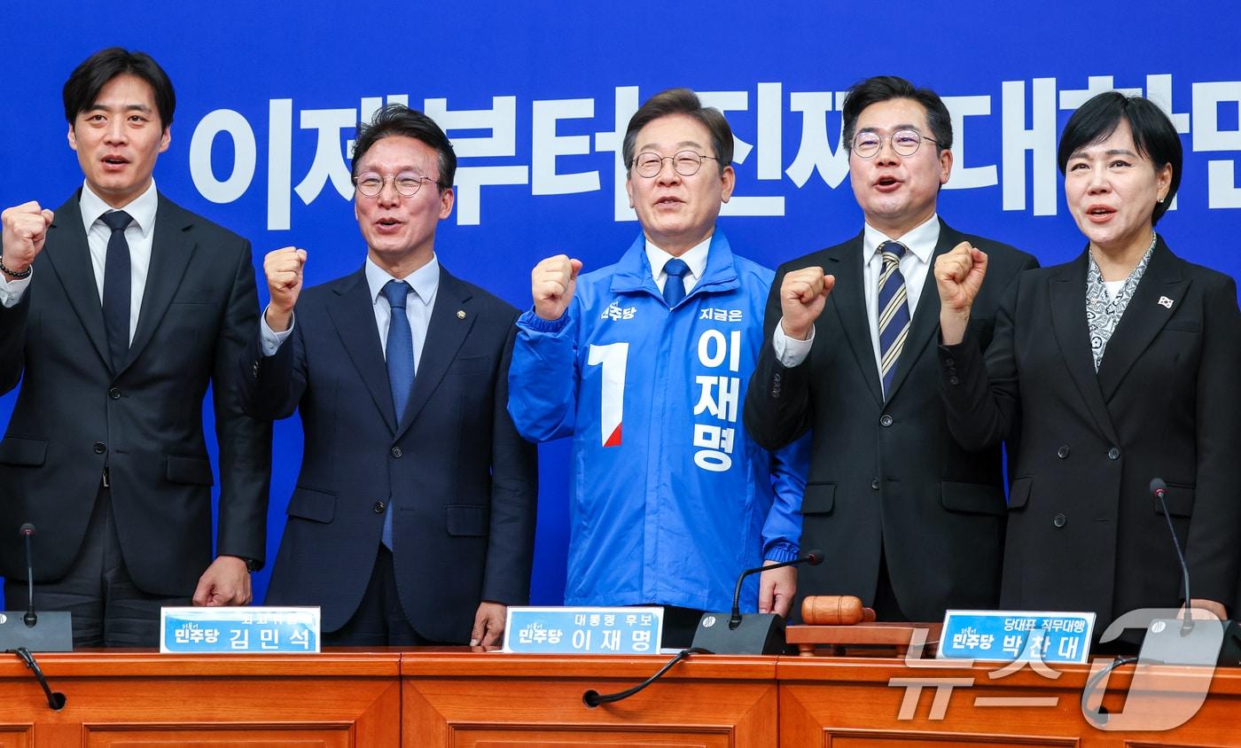 이재명 더불어민주당 대선 후보가 28일 서울 여의도 국회에서 열린 최고위원회의에서 파이팅을 외치며 기념 촬영하고 있다. 왼쪽부터 한준호, 김민석 최고위원, 이 후보, 박찬대 대표 직무대행 겸 원내대표, 전현희 최고위원. 2025.4.28/뉴스1 ⓒ News1 안은나 기자
