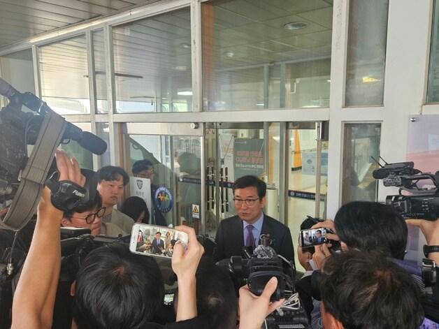 본문 이미지 - 윤건영 충북교육감이 학생 흉기 난동이 발생한 청주의 한 고등학교를 찾아 취재진의 질문에 답하고 있다.2025.4.28/뉴스1 ⓒ News1 엄기찬 기자