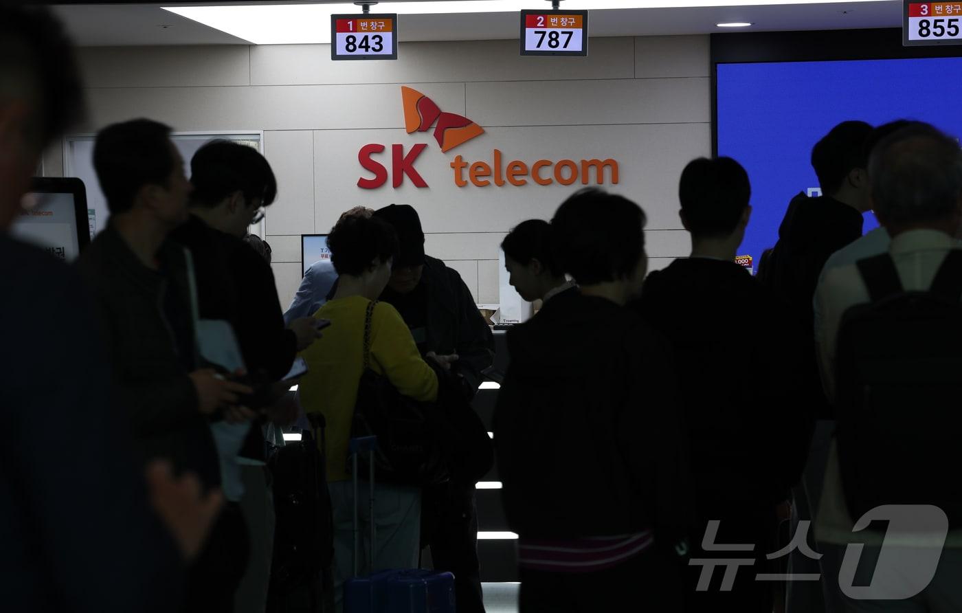 해킹 공격으로 가입자 유심 정보가 탈취된 SK텔레콤이 가입자 유심 무상 교체를 시작한 28일 오전 인천공항 제2터미널 SKT매장 앞에 고객들이 줄지어 대기하고 있다. 전국 T월드 매장 2600여 곳과 공항 로밍센터에서 희망하는 고객들에게 순차적으로 유심 무상 교체를 진행하는 SK텔레콤은 현재 유심 100만 개를 확보했으며 5월 말까지 약 500만 개를 추가 확보한다는 방침을 밝혔다. 2025.4.28/뉴스1 ⓒ News1 권현진 기자
