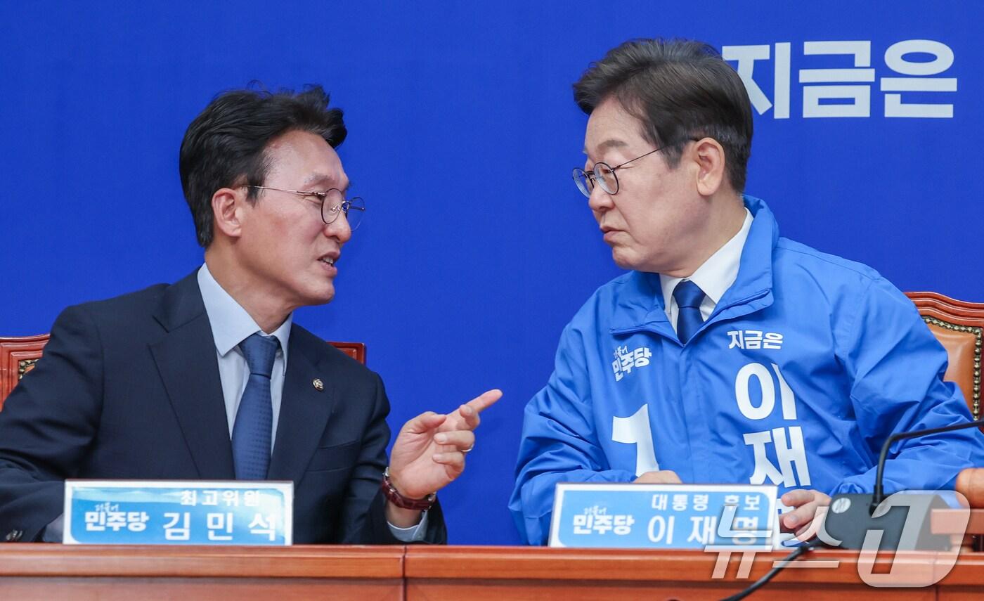 본문 이미지 - 이재명 더불어민주당 대선 후보가 28일 서울 여의도 국회에서 열린 최고위원회의에 참석해 김민석 최고위원과 대화하고 있다. 2025.4.28/뉴스1 ⓒ News1 안은나 기자