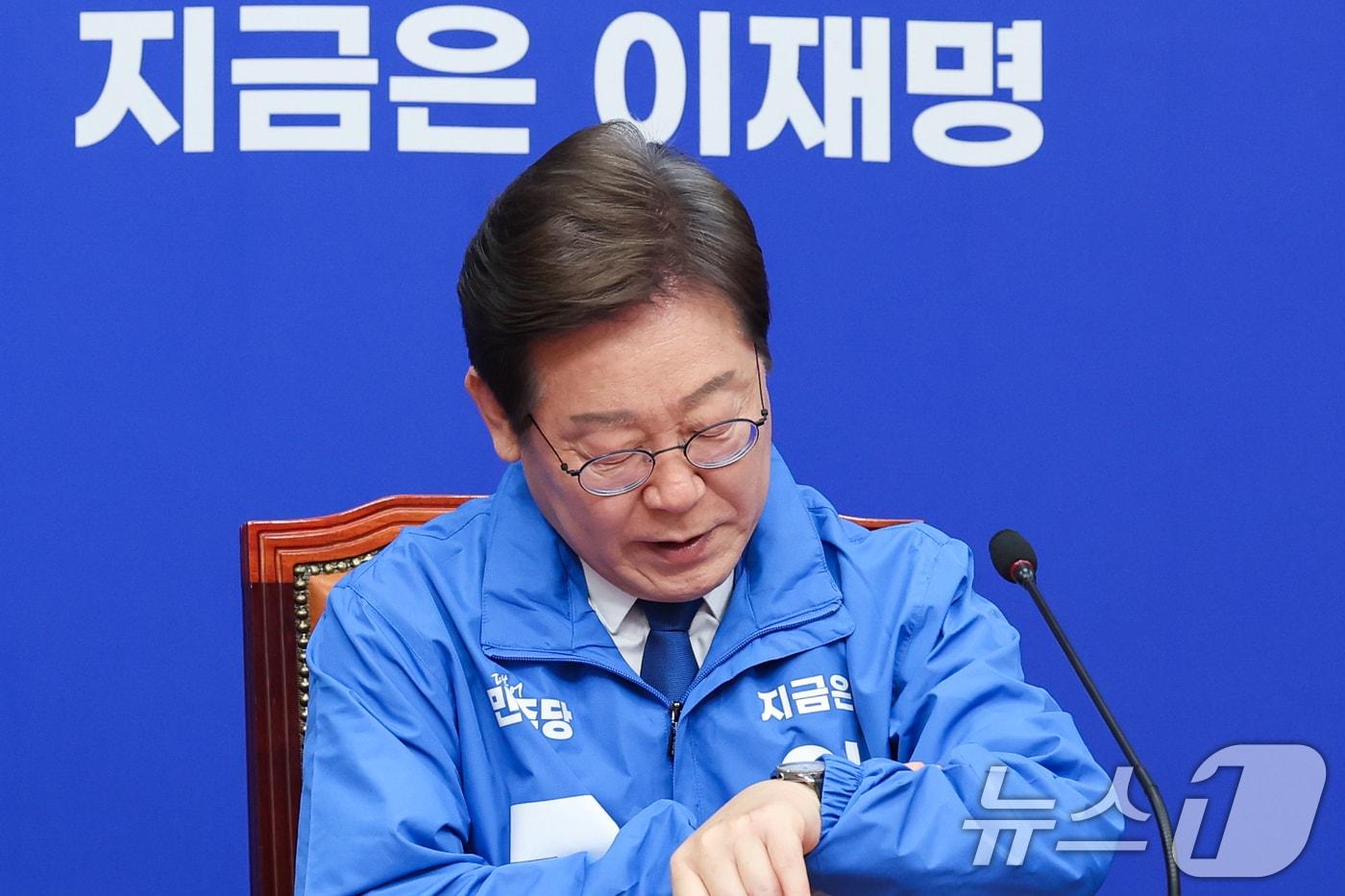 이재명 더불어민주당 대선 후보가 28일 서울 여의도 국회에서 최고위원회의를 마친 후 시계를 확인하고 있다. 2025.4.28/뉴스1 ⓒ News1 안은나 기자