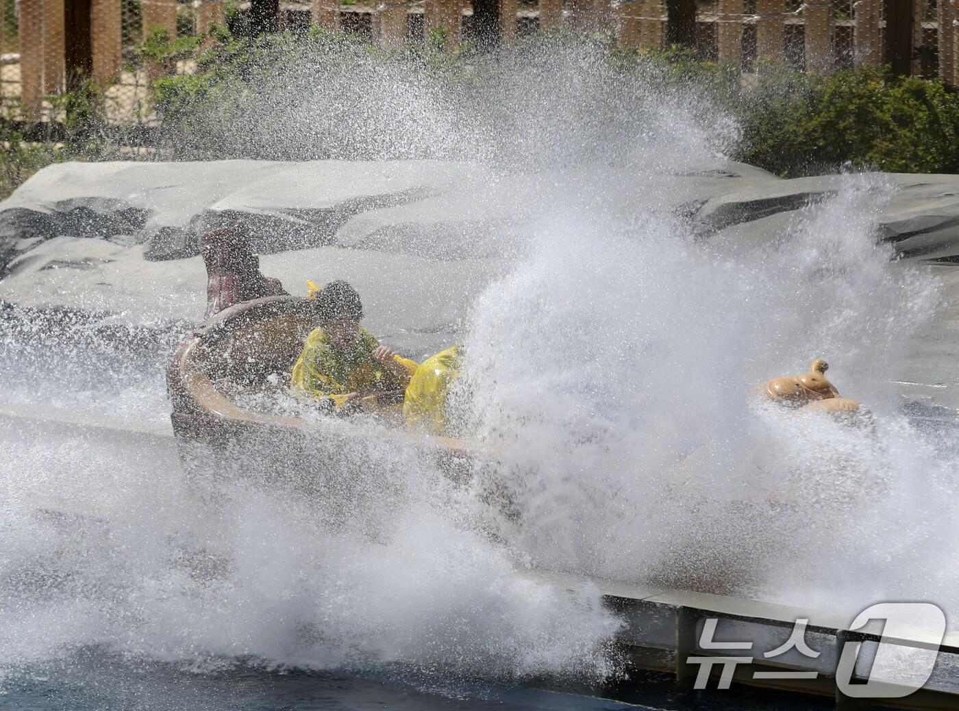 본문 이미지 - 초여름 날씨를 보인 28일 부산 기장군 롯데월드 어드벤처 부산을 찾은 학생들이 '오거스 후룸'을 타며 즐거운 시간을 보내고 있다. 2025.4.28/뉴스1 ⓒ News1 윤일지 기자