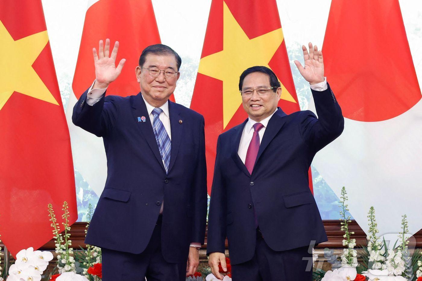 이시바 시게루 일본 총리가 28일(현지시간) 동남아 순방 중 하노이에서 팜 민 찐 베트남 총리와 회담 중 손을 흔들고 있다. 2025.04.28 ⓒ AFP=뉴스1 ⓒ News1 우동명 기자