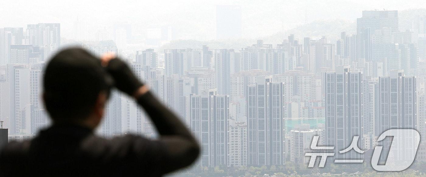 금리 인하 기대감과 더불어 한때 토지거래 허가 구역이 해제되면서 1분기 서울 아파트 거래량이 약 2만 건에 육박한 것으로 나타났다. 28일 서울부동산정보광장에 따르면 지난 1분기&#40;1∼3월&#41; 서울 아파트 거래량은 1만9376건으로 집계됐다. 1분기 기준으로 지난 2021년 1분기&#40;1만3799건&#41; 이후 4년 만에 가장 많은 수준이다. 사진은 이날 서울 아파트단지 모습. 2025.4.28/뉴스1 ⓒ News1 박지혜 기자
