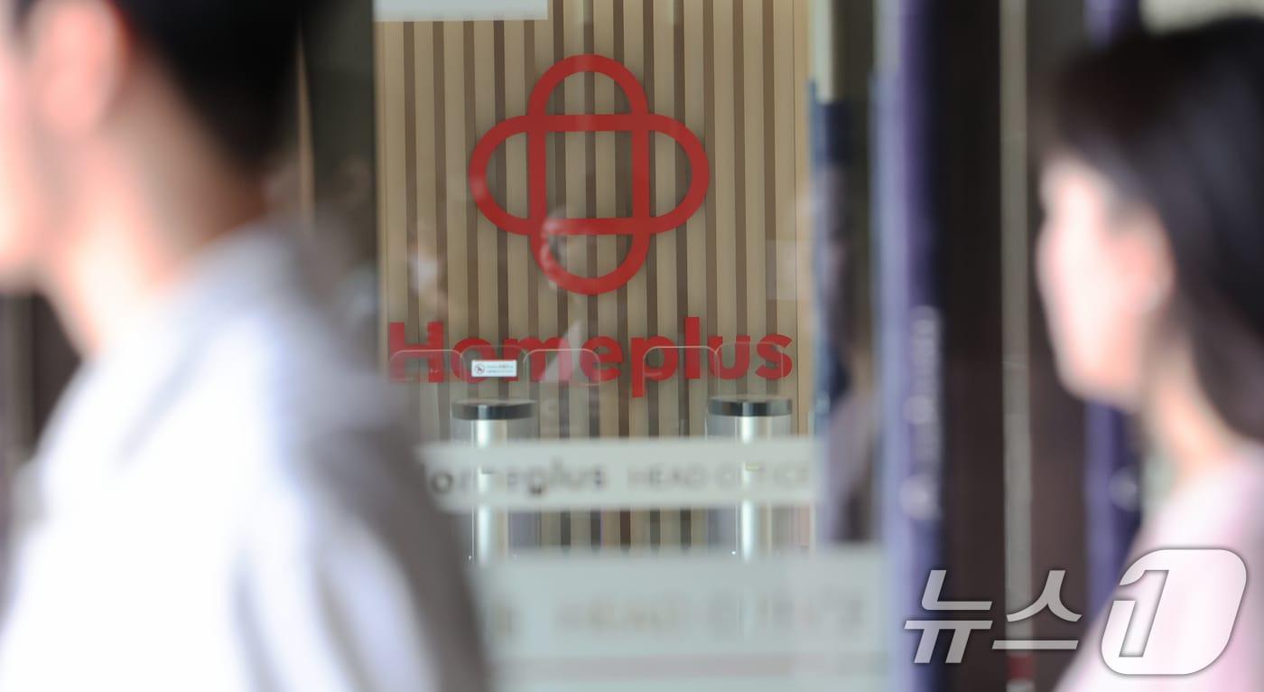 서울 강서구 홈플러스 본사에서 직원들이 출입구를 드나들고 있다./뉴스1 ⓒ News1 장수영 기자