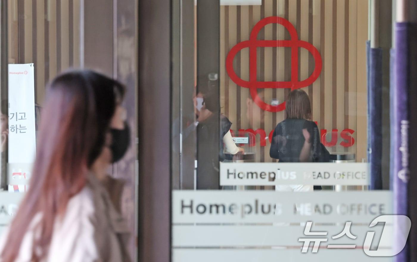 '홈플러스 사태'를 수사 중인 검찰이 본사에 대한 압수수색에 돌입한 28일 서울 강서구 홈플러스 본사에서 직원들이 출입구를 드나들고 있다.. 2025.4.28/뉴스1 ⓒ News1 장수영 기자