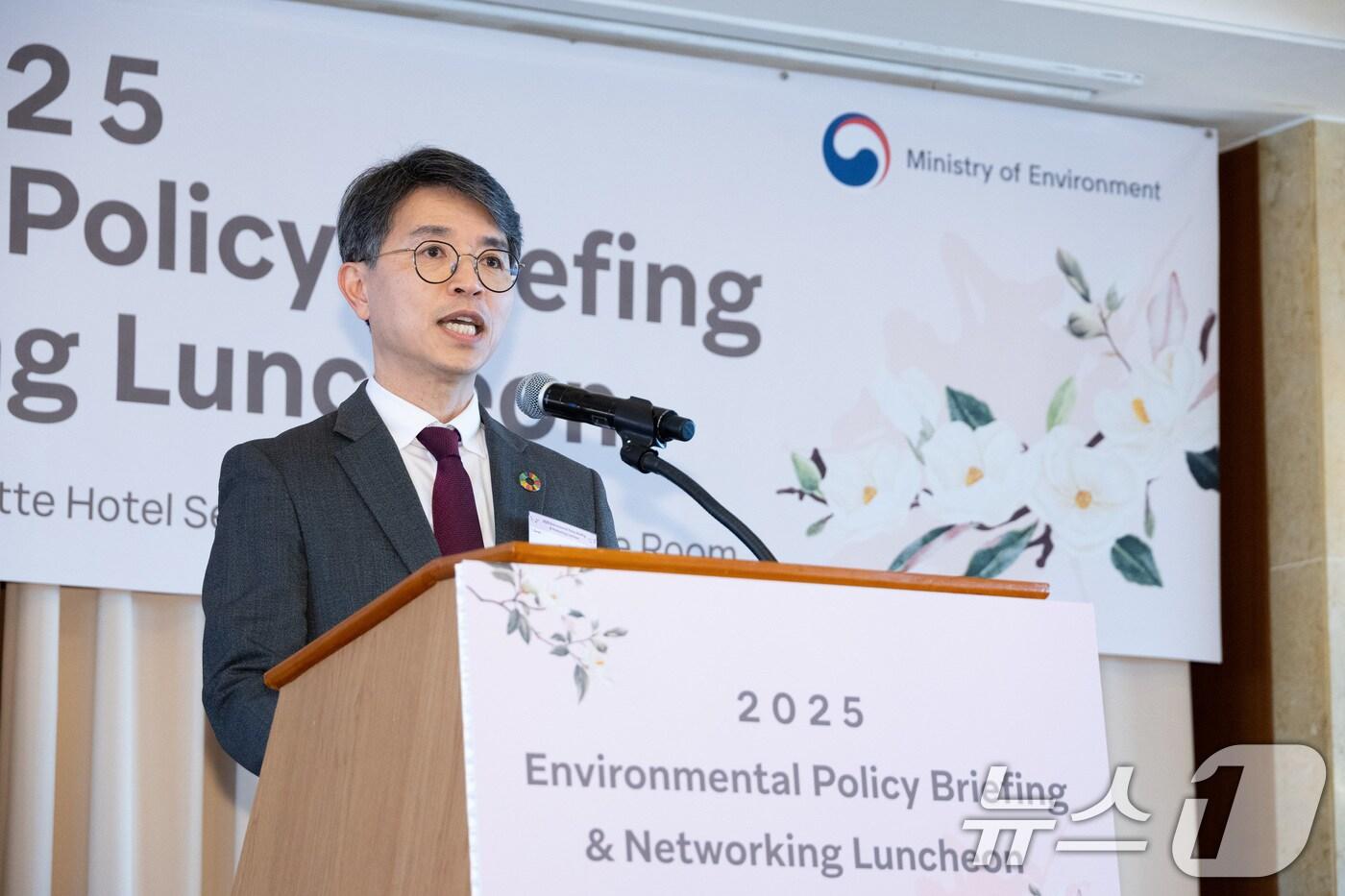 김완섭 환경부 장관이 서울 중구 롯데호텔에서 열린 '제1회 주한외교공관 기후·환경 간담회'에 참석해 개회사를 하고 있다. (환경부 제공. 재판매 및 DB 금지) 2025.4.28/뉴스1