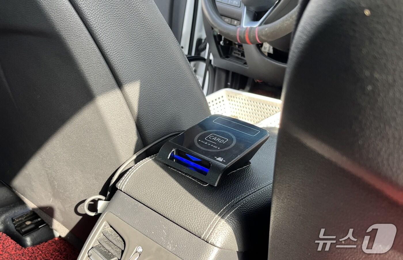 본문 이미지 - 전북자치도 남원시가  택시 뒷자석 카드 단말기 설치 지원에 나선 가운데 시민들이 긍정적 평가를 하고 있다.(남원시 제공. 재판매 및 DB금지)/뉴스1