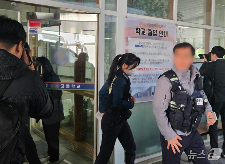 본문 이미지 - 28일 학생 흉기 난동이 발생한 청주의 한 고등학교에서 경찰 등이 사고 상황을 파악하고 있다. 2025.4.28/뉴스1 ⓒ News1 이재규 기자