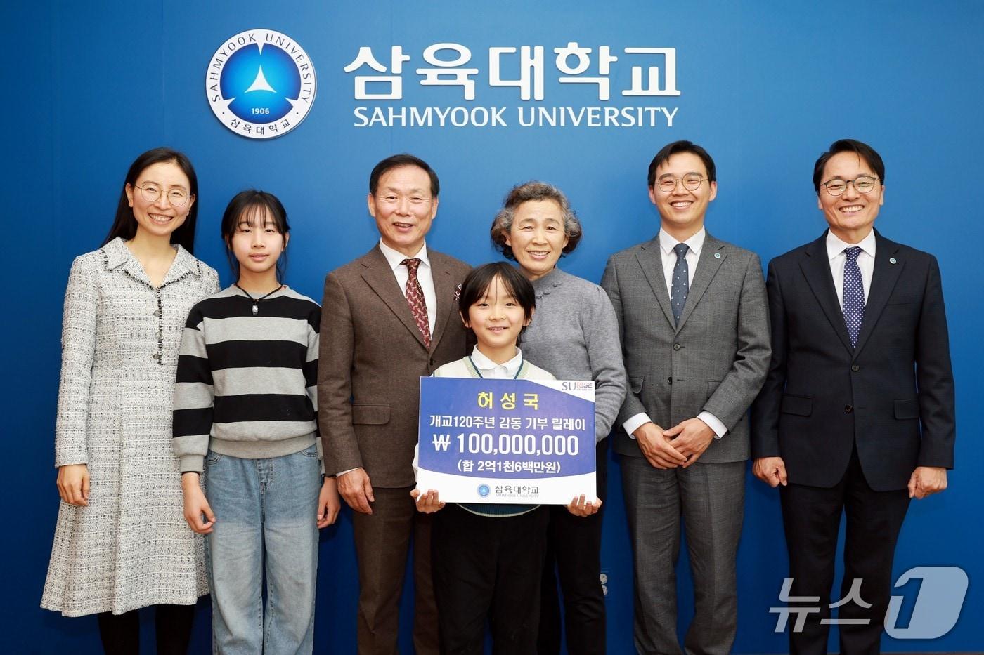 허성국 글로발코리아 회장(왼쪽 세번째)과 가족, 제해종 삼육대 총장(오른쪽 첫번째)이 기념사진을 찍고 있다. (삼육대 제공)