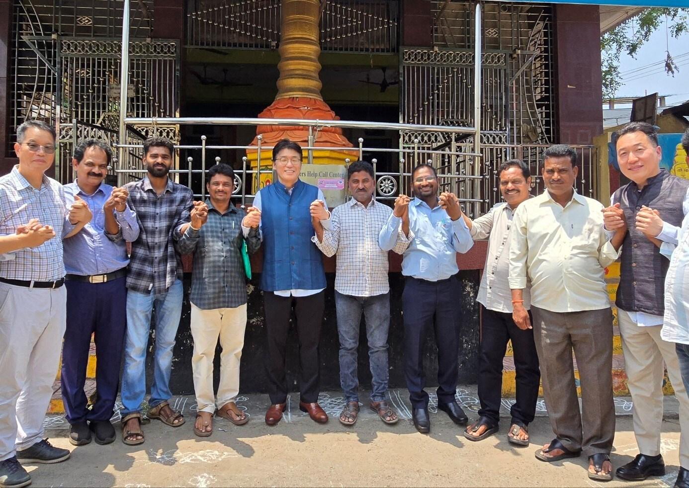 본문 이미지 - 인도 안드라프라데시(AP)주 비사카파트남에서 만난 LG화학 CSSO(최고지속가능전략책임자) 고윤주 전무(가운데)와 LG폴리머스 인근 마을 대표. 