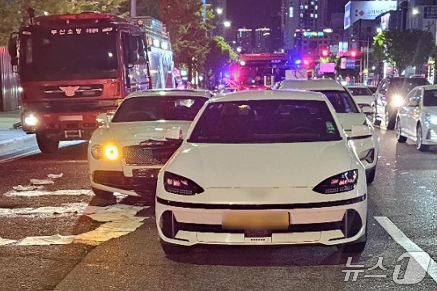 지난 27일 오후 10시5분께 부산 동구 좌천동 가구거리 앞 도로에서 승용차가 택시 2대를 잇달아 들이받아 차량이 파손돼 있다. (부산 동부경찰서 제공. 재판매 및 DB 금지)