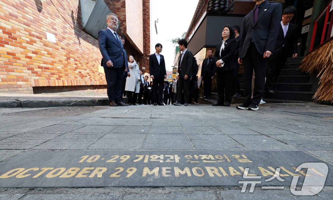 송기춘 이태원참사 특조위원장과 신규 임용 조사관들이 지난 4월 28일 오후 서울 이태원 해밀톤호텔 옆 &#39;기억과 안전의 길&#39;을 둘러보고 있다. 2025.4.28/뉴스1 ⓒ News1 박지혜 기자