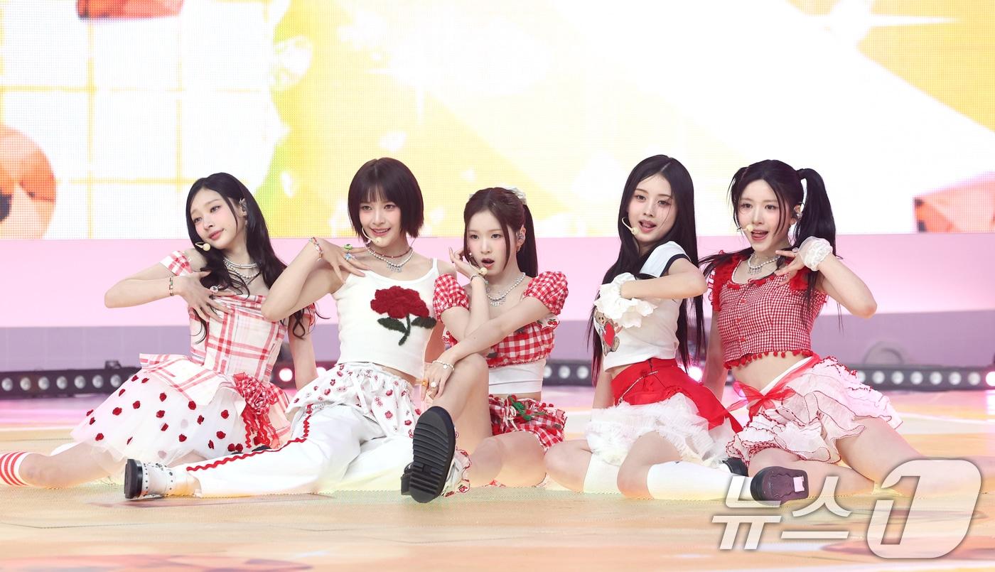 그룹 힛지스(HITGS)가 28일 서울 등촌동 SBS 공개홀에서 가진 첫 번째 싱글 앨범 '띵스 위 러브 : 에이치(Things we love : H)' 쇼케이스에서 타이틀 곡 '사워패치'를 선보이고 있다. 2025.4.28/뉴스1 ⓒ News1 권현진 기자