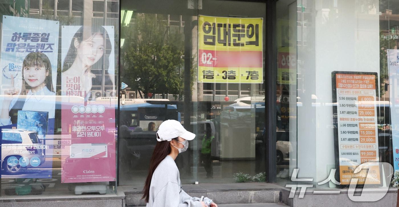 사진은 28일 서울 종로구의 한 상가에 붙은 임대 안내문. 2025.4.28/뉴스1 ⓒ News1 허경 기자