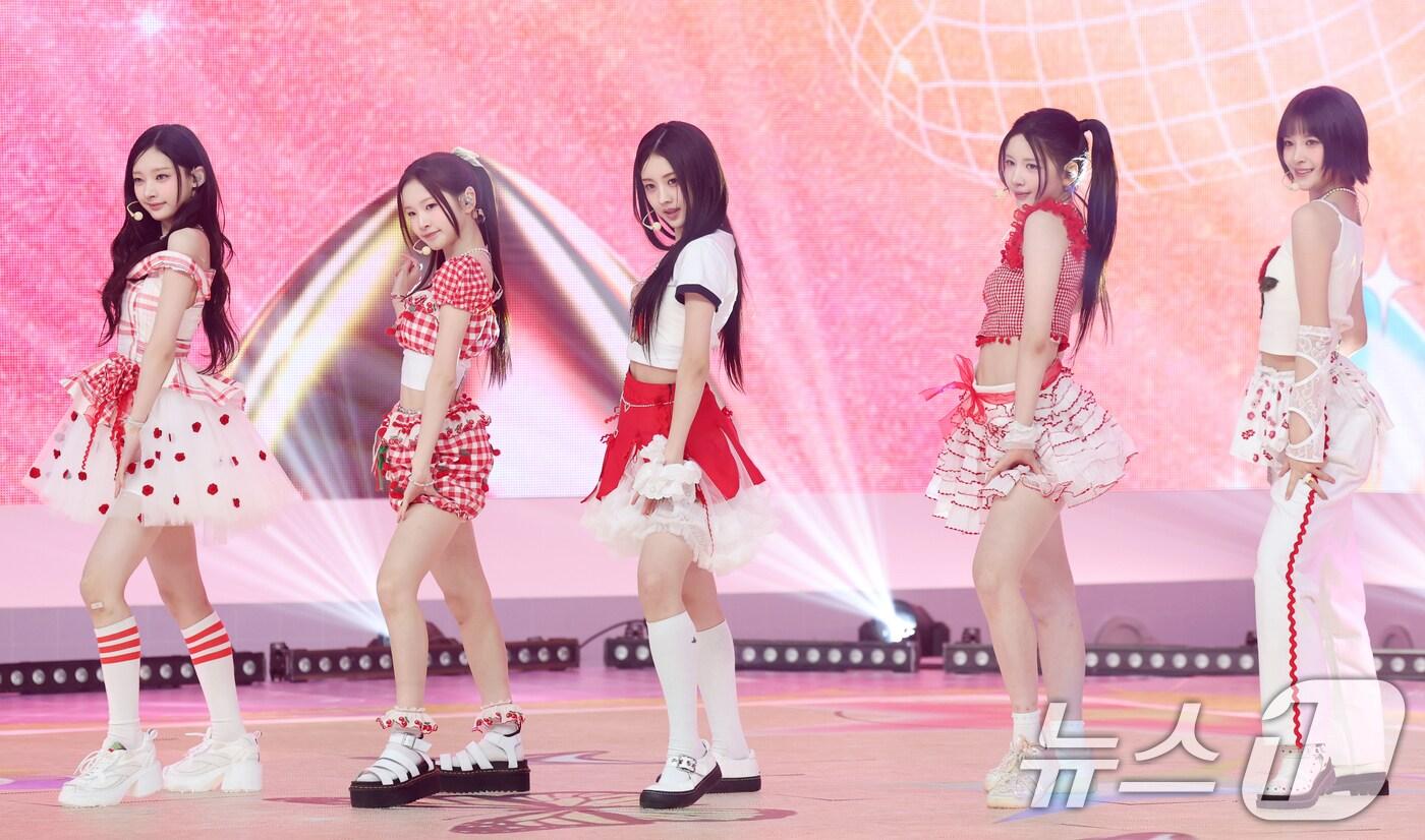 그룹 힛지스(HITGS)가 28일 서울 등촌동 SBS 공개홀에서 가진 첫 번째 싱글 앨범 '띵스 위 러브 : 에이치(Things we love : H)' 쇼케이스에서 타이틀 곡 '사워패치'를 선보이고 있다. ⓒ News1 권현진 기자