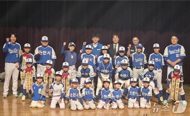 본문 이미지 - 순천북초등학교 유소년야구단 선수들이 기념사진을 찍고 있다.(순천북초등학교 제공, 재판매 및 DB 금지) 