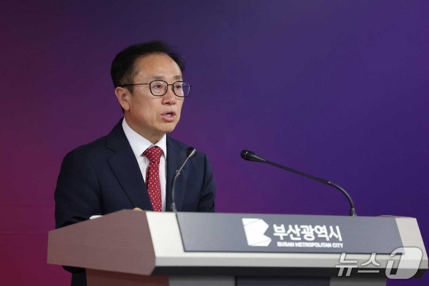 김광회 부산시 미래 혁신부시장이 28일 오후 부산시청브리핑룸에서 가덕도신공항 관련 기자회견을 하고 있다.2025.4.28. 손연우 기자