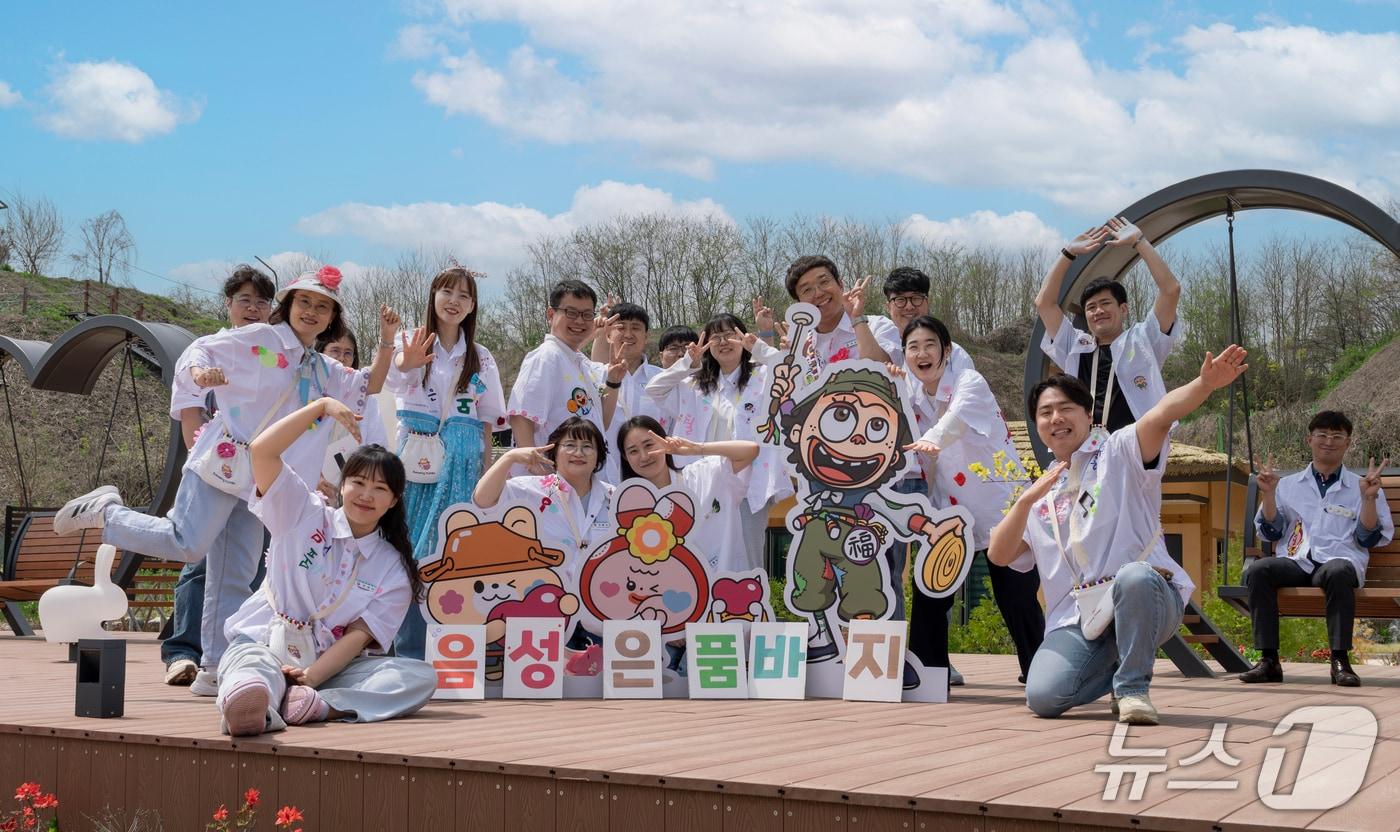  충북 음성군 공무원들이 품바 옷을 입고 음성품바축제 홍보에 나섰다.(음성군 제공. 재판매 및 DB금지)/뉴스1