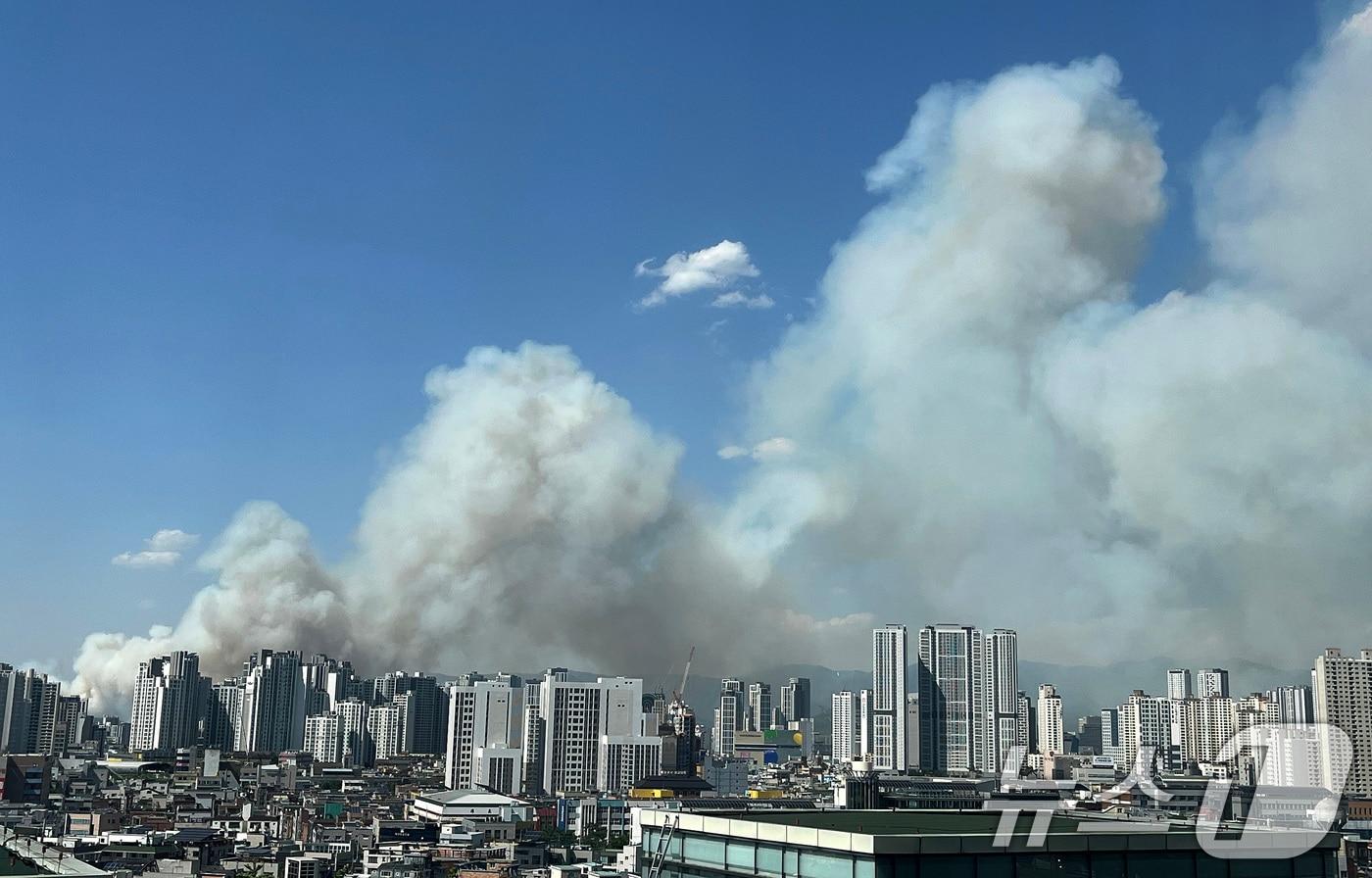 28일 오후 2시 1분쯤 대구 북구 노곡동 함지산에서 불이 나 연기가 바람을 타고 도심으로 번지고 있다. 2025.4.28/뉴스1 ⓒ News1 공정식 기자