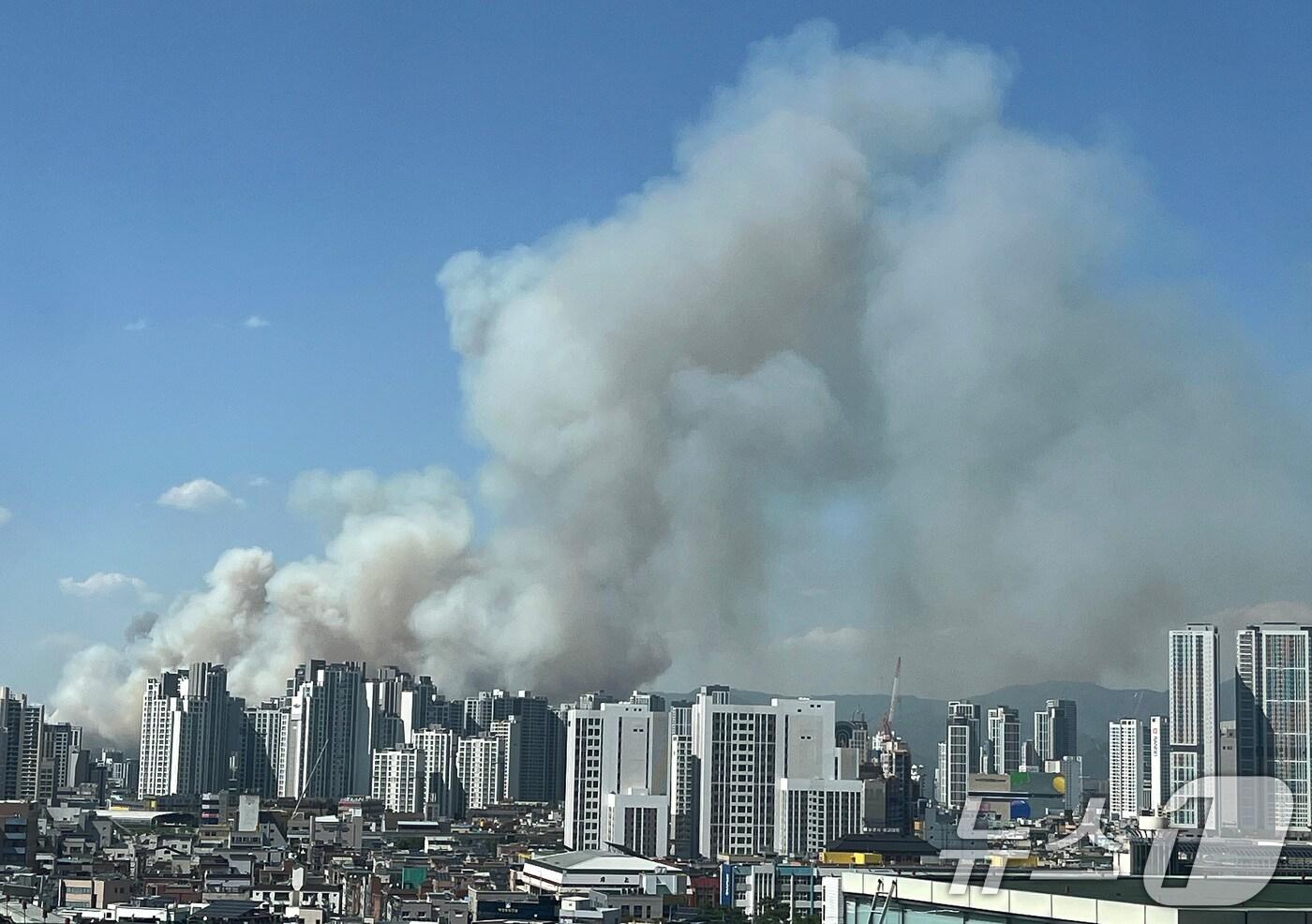 28일 오후 2시 1분쯤 대구 북구 노곡동 함지산에서 불이 나 연기가 바람을 타고 도심으로 번지고 있다. 2025.4.28/뉴스1 ⓒ News1 공정식 기자