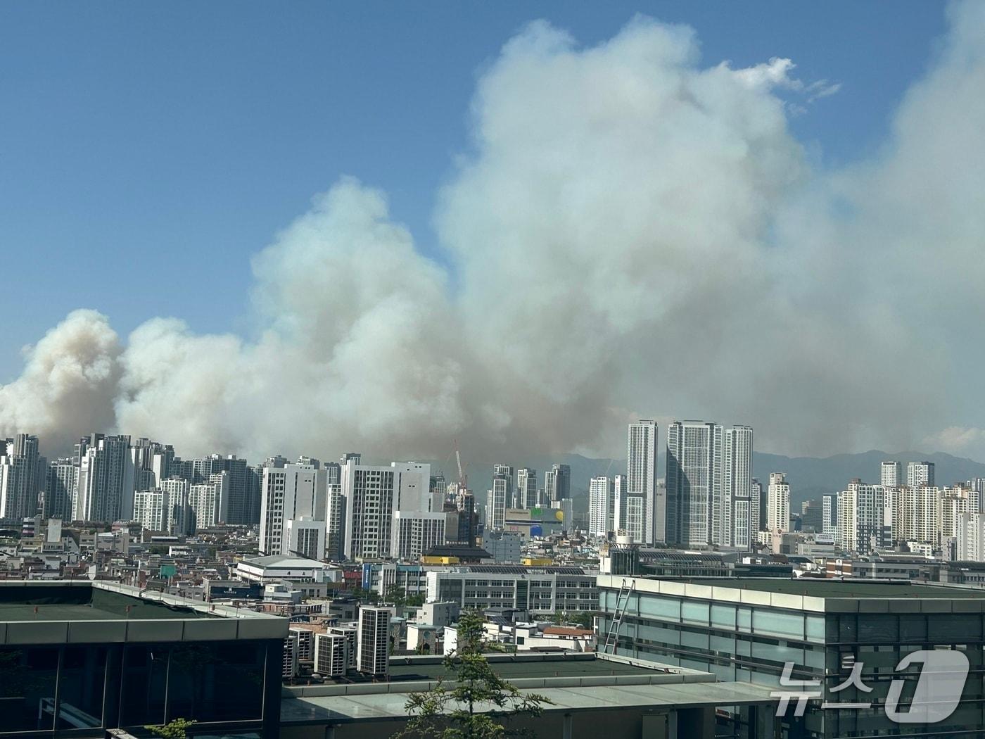 본문 이미지 - 28일 오후 2시 1분쯤 대구 북구 노곡동 함지산에 불이 나 다량의 연기가 도심 곳곳에서 목격되고 있다. 사진은 남구 영남대병원 인근에서 목격된 연기. 2025.4.28/뉴스1 공정식 기자