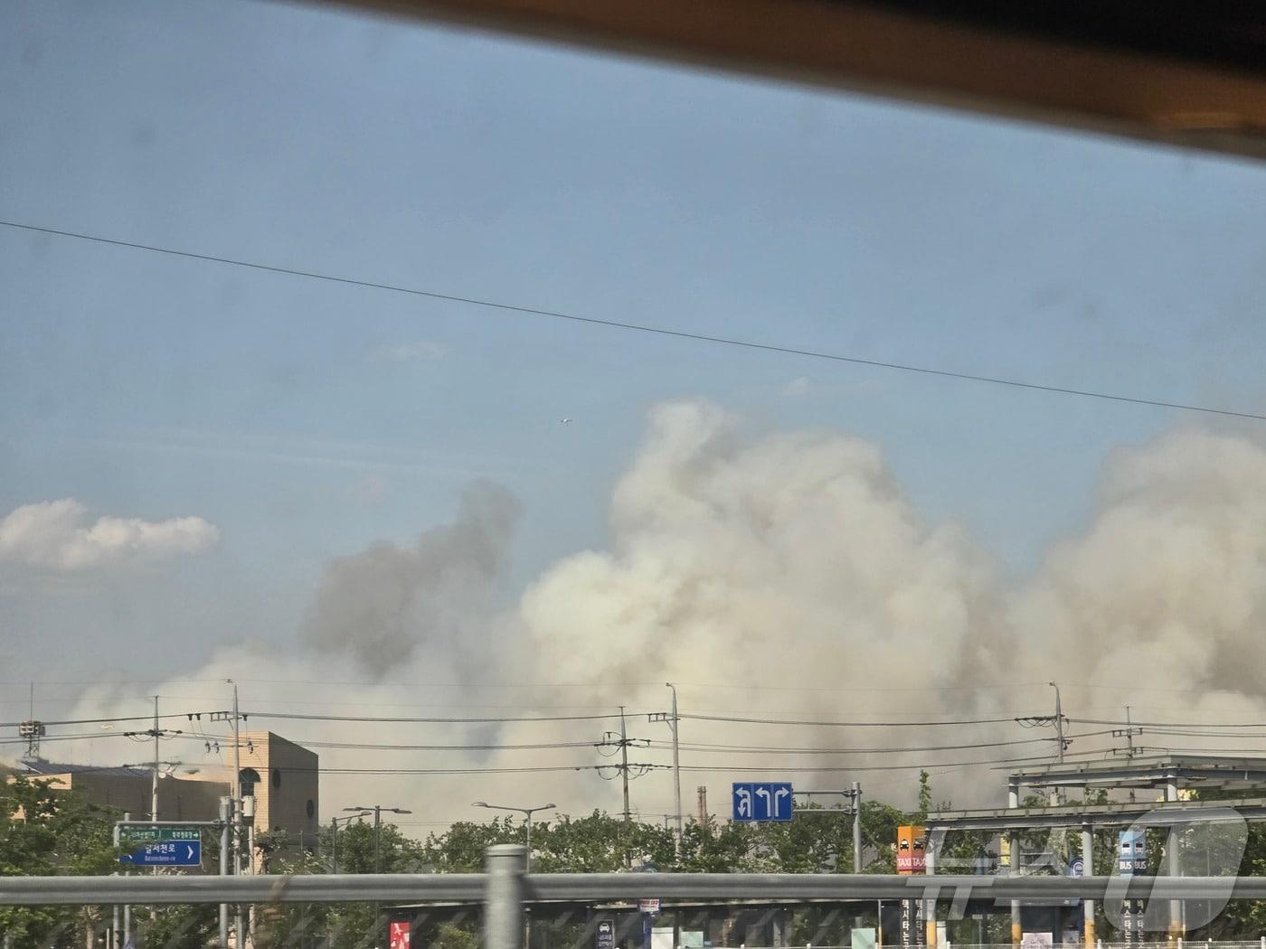 본문 이미지 - 28일 오후 2시쯤 대구 북구 노곡동 함지산에 불이 나서 연기가 짙게 깔리고 있다. 소방당국은 헬기 5대를 비롯해 차량 24대, 인력 69명을 투입해 진화 작업을 벌이고 있다. 북구청은 이날 오후 2시 15분 '입산을 금지한다'는 재난문자를 발송한 데 이어, 22분에는 인근 주민과 등산객에게 미리 대피할 것을 권고했다. 2025.4.28/뉴스1 ⓒ News1 황덕현 기후환경전문기자